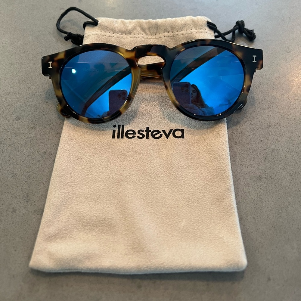 Illesteva Women’s Leonard Mirrored Round Sunglasses, Blue and Tortoise